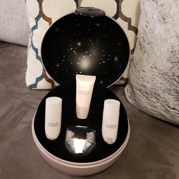 Viktor & Rolf Other - Flowerbomb Gift Set